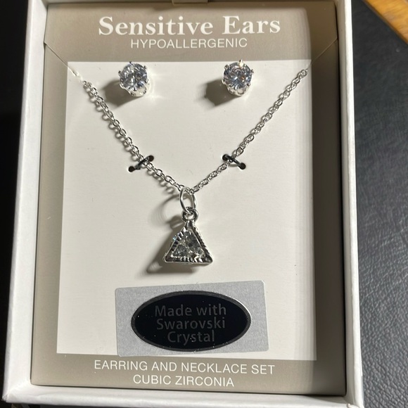 NIB Swarovski Crystal Elements Triangle Necklace/Earring Set Silver Overlay - Picture 1 of 3